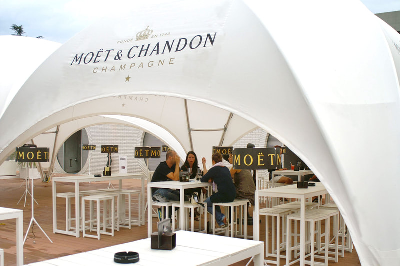 Creative Structures valkoinen palloteltta brändättynä Moët & Chandon Impérial Champagne.
