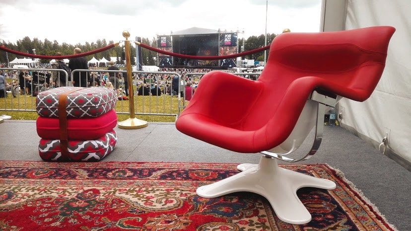 Karuselli - tuoli punainen, itämainen matto, kulunohjaus vuokrakalusteet.