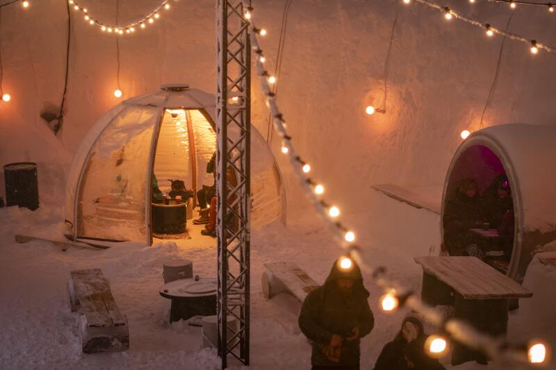 Dome lounge tapahtumateltta talvella lumisessa lapissa.