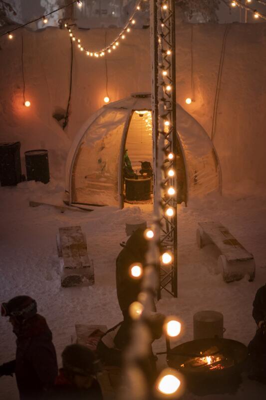 Dome Lounge tapahtumateltta talvella. Läpinäkyvä katto ja puinen runko. 
