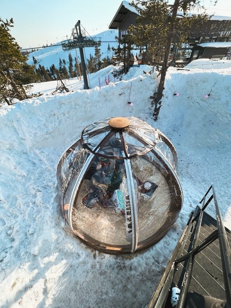 Dome Lounge teltta talvella hiihtokeskuksessa.
