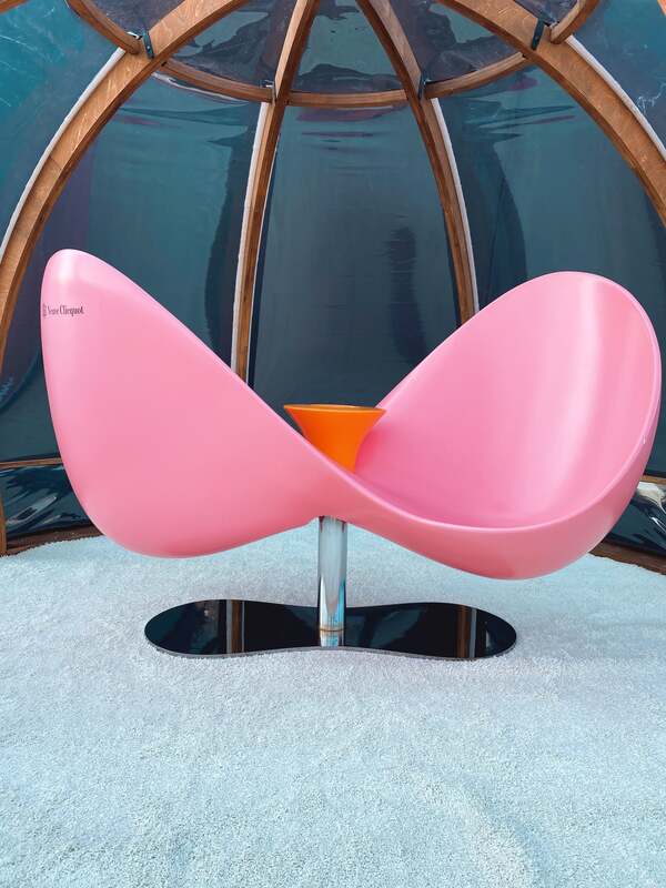 Dome lounge tapahtumateltassa Veuve Clicquot Love Seat pinkki tuoli.