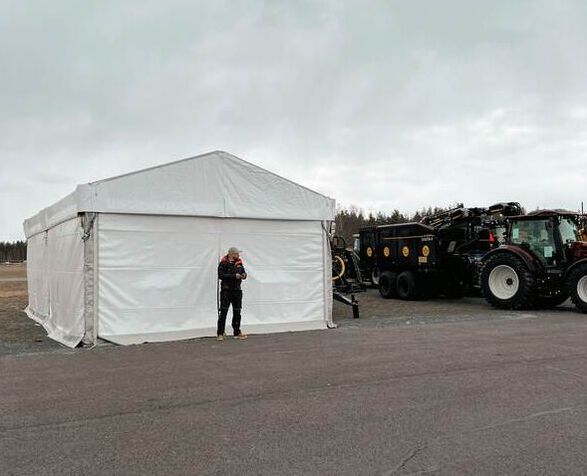 Maxpo ulkoilmanäyttely Hyvinkäällä, teltan koko 5x10. Traktoreita osastolla.
