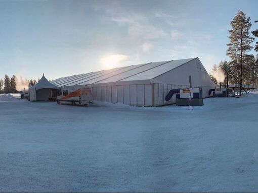 Valkoinen tapahtumateltta, koko 30x50 metriä talvella talviurheilutapahtumassa Kontiolahdella. Teltassa lämmitys.