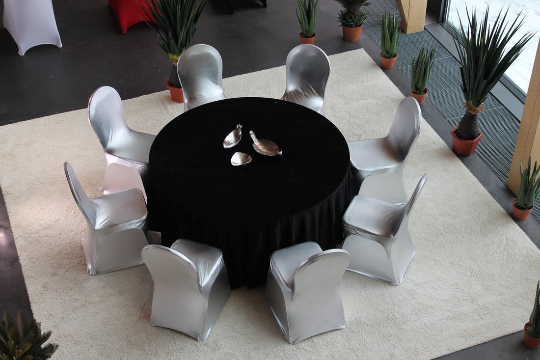 Vuokrakalusteet pyöreät pöydät, pöytäliina, tuolit ja stretch tuolihuput.