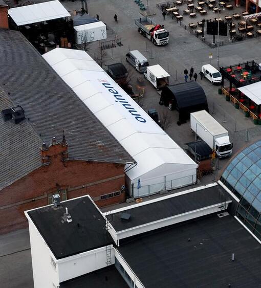 Onninen valkoinen alumiiniprofiiliteltta 10x45 metriä, jääkiekon MM-kilpailut, Tampereella.