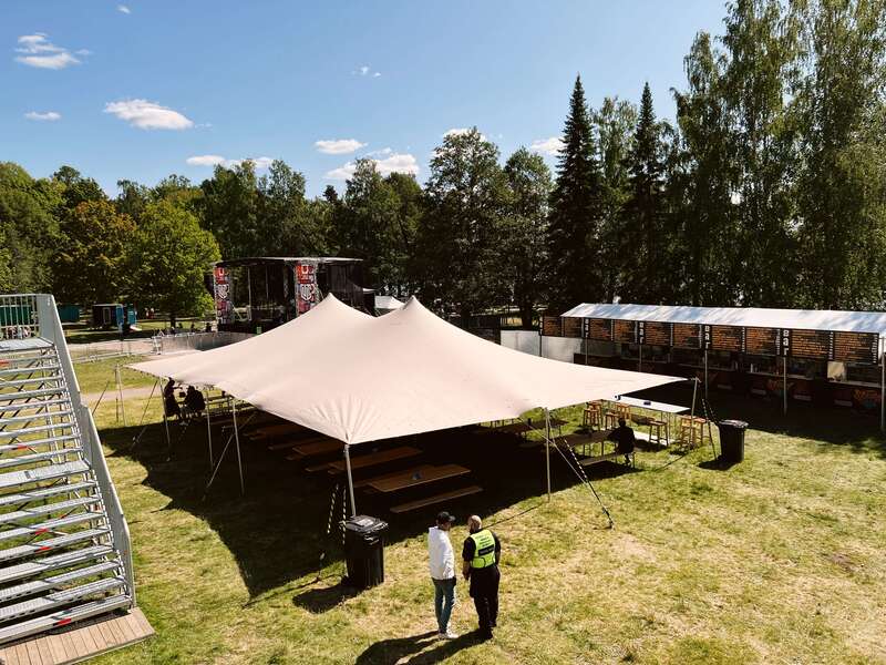Soundfest Lahti Mukkula, strethc-teltta, koko 10x15, väri ecru, portaat, anniskeluteltta.
