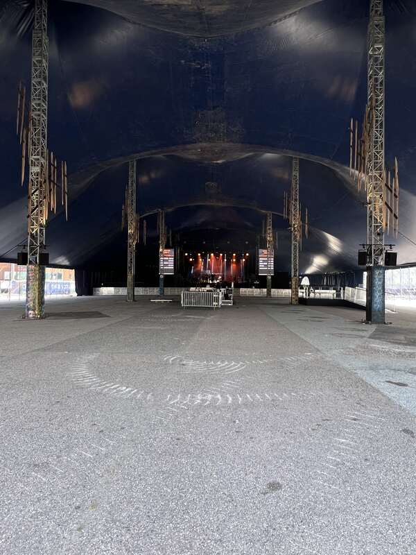 Festivaaliteltta Top Tents sisältä. Teltan koko 40x70 metriä.